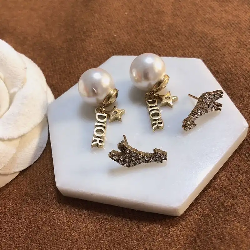 Affordable Hot Diorable Giraffe Earrings Metal, White Resin Pearls and White Crystals Gold 0204